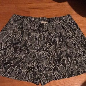 Black and Loft pull on flowy shorts